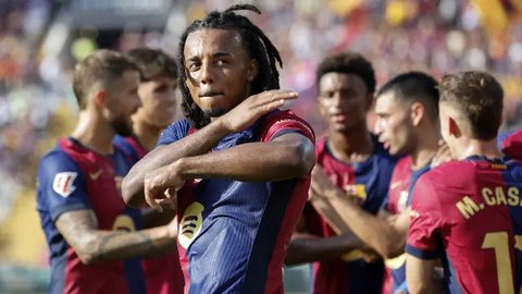 Bek Barcelona asal Prancis Jules Kounde berlari membawa bola melewati penyerang Real Madrid asal Brasil Rodrygo selama pertandingan final Piala Super Spanyol antara Real Madrid dan Barcelo