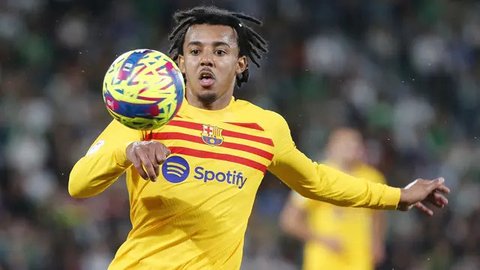 Bek Barcelona asal Prancis Jules Kounde berlari membawa bola melewati penyerang Real Madrid asal Brasil Rodrygo selama pertandingan final Piala Super Spanyol antara Real Madrid dan Barcelo
