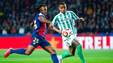 Bek Barcelona asal Prancis Jules Kounde berlari membawa bola melewati penyerang Real Madrid asal Brasil Rodrygo selama pertandingan final Piala Super Spanyol antara Real Madrid dan Barcelo