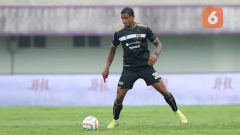 Ilustrasi - Tyronne del Pino Persib, Alex Martins Dewa United (Bola.com/Adreanus Titus)