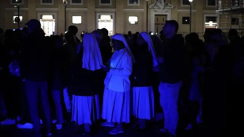 FOTO: Mengular Hingga Malam, Begini Antrean Panjang Warga yang Hendak Berikan Penghormatan Terakhir untuk Paus Fransiskus