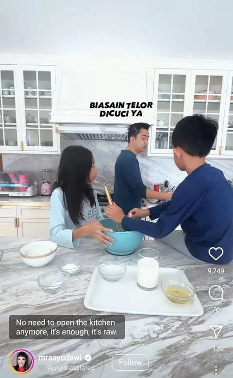 Interior berwarna putih menciptakan suasana bersih dan cerah (Image by mrsayudewi on Instagram)