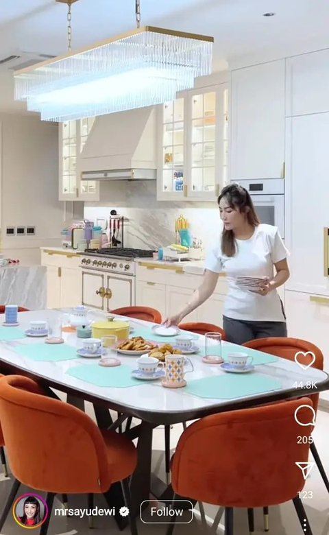 Konsep dapur terbuka Ayu Dewi  (Image by mrsayudewi on Instagram)