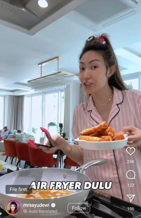 Peralatan dapur didominasi warna putih  (Image by mrsayudewi on Instagram)