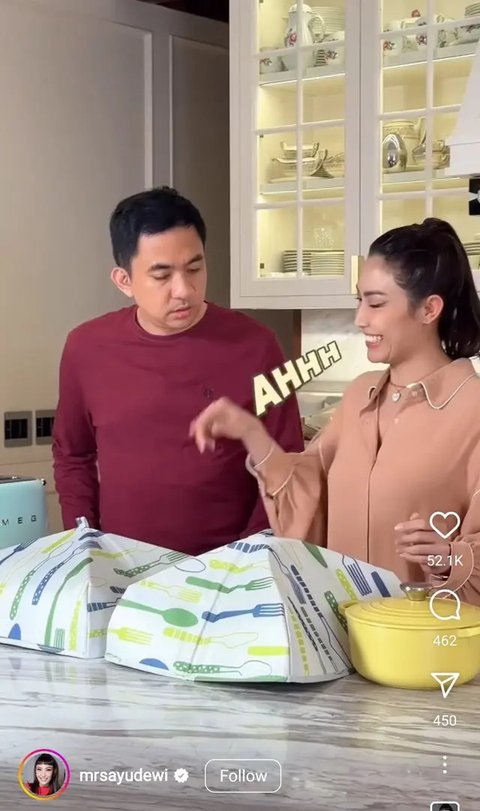 Laci dan kabinet digunakan untuk menyimpan peralatan makan dan dapur (Image by mrsayudewi on Instagram)