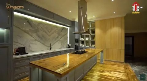 Meja bar di bagian tengah dapur Zaskia Sungkar (Image by The Sungkars on Youtube)