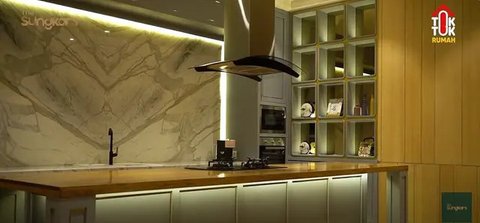 Interior kayu dan warna netral pada dapur (Image by The Sungkars on Youtube)