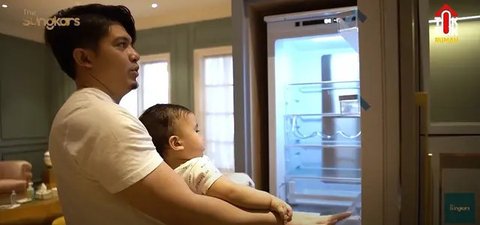 Kulkas tanam membuat dapur lebih rapi (Image by The Sungkars on Youtube)