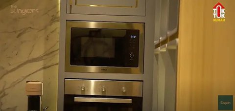 Penataan oven untuk menghemat ruang (Image by The Sungkars on Youtube)