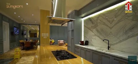 Dapur terhubung ke ruang keluarga (Image by The Sungkars on Youtube)