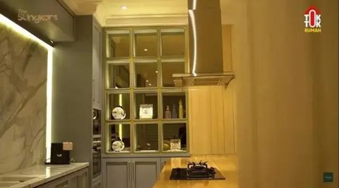 Model dapur menyesuaikan tema rumah (Image by The Sungkars on Youtube)