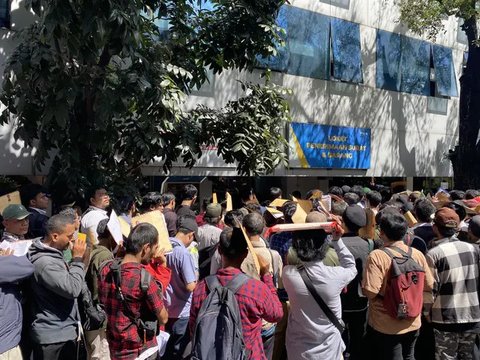 Mereka datang untuk menyerahkan surat lamaran sebagai petugas Penanganan Prasarana dan Sarana Umum (PPSU). (Liputan6.com/Angga Yuniar)