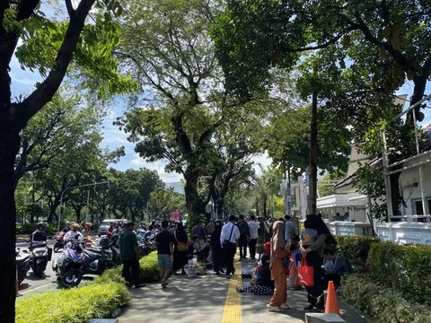 Mereka datang untuk menyerahkan surat lamaran sebagai petugas Penanganan Prasarana dan Sarana Umum (PPSU). (Liputan6.com/Angga Yuniar)