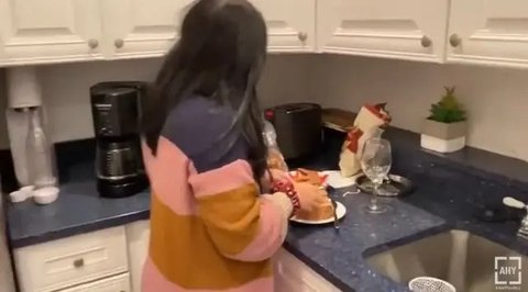 Pesona Annisa Pohan Dampingi AHY Wisuda, Selalu Cantik Kenakan Kebaya hingga Batik (credit: https://www.instagram.com/annisayudhoyono/)