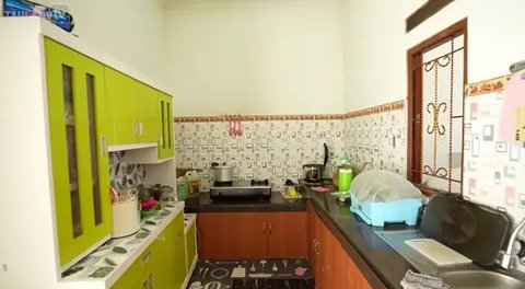 Potret Dapur Rumah Haji Malih, Sederhana tapi Nyaman (Foto: YouTube TAULANY TV)