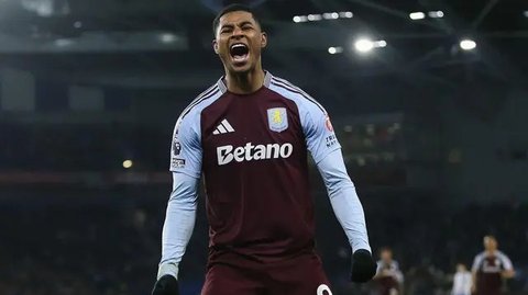 Mengenakan nomor punggung 9, ia dengan cepat menyesuaikan diri dengan gaya bermain tim asuhan Unai Emery. Selama 24 menit di lapangan, Rashford mencatat statistik 22 kali sentuhan bola, akura