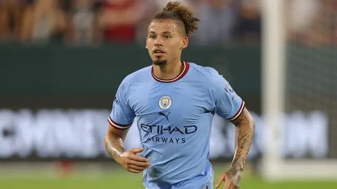 Manajer Manchester City, Pep Guardiola, mencoba menenangkan Mateo Kovacic yang kesal setelah kalah dari Nottingham Forest dalam lanjutan Liga Inggris 2024/2025, Sabtu (8/3/2025) malam WIB. (D