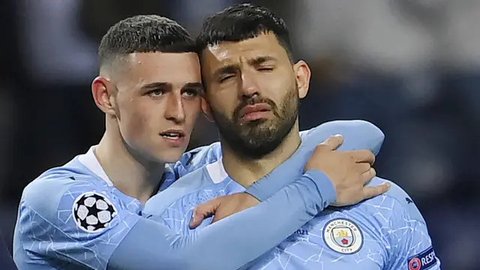 Manajer Manchester City, Pep Guardiola, mencoba menenangkan Mateo Kovacic yang kesal setelah kalah dari Nottingham Forest dalam lanjutan Liga Inggris 2024/2025, Sabtu (8/3/2025) malam WIB. (D