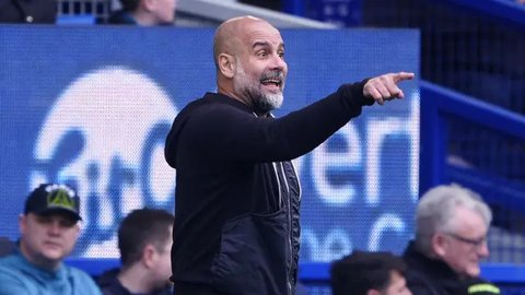 Manajer Manchester City, Pep Guardiola, mencoba menenangkan Mateo Kovacic yang kesal setelah kalah dari Nottingham Forest dalam lanjutan Liga Inggris 2024/2025, Sabtu (8/3/2025) malam WIB. (D