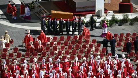 FOTO: Momen Haru Lautan Manusia Ikuti Misa Pemakaman Paus Fransiskus di Vatikan