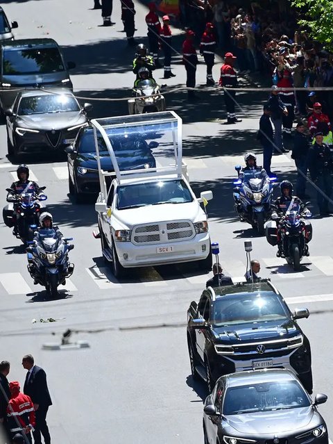 FOTO: Potret Haru Ratusan Ribu Orang Berderet di Sepanjang Jalan Antar Jenazah Paus Fransiskus Menuju Pemakaman