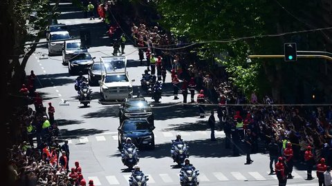 FOTO: Potret Haru Ratusan Ribu Orang Berderet di Sepanjang Jalan Antar Jenazah Paus Fransiskus Menuju Pemakaman