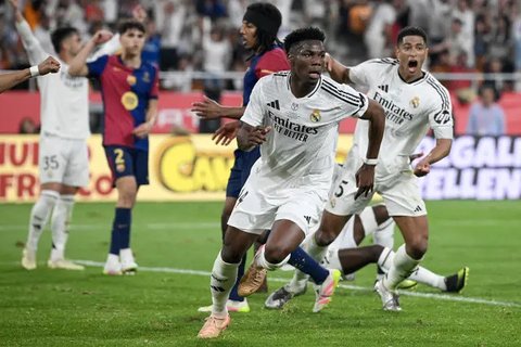 Dua pemain Barcelona, Lamine Yamal dan Alejandro Balde, merayakan keberhasilan tim mereka menjuarai Copa del Rey 2024/2025 setelah mengalahkan Real Madrid dengan skor 3-2 di pertandingan fina