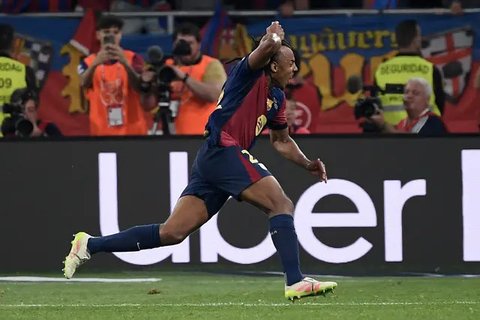 Dua pemain Barcelona, Lamine Yamal dan Alejandro Balde, merayakan keberhasilan tim mereka menjuarai Copa del Rey 2024/2025 setelah mengalahkan Real Madrid dengan skor 3-2 di pertandingan fina
