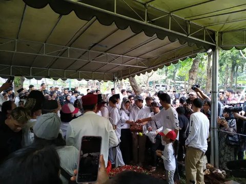 Bimbim Slank melepas kepergian Bunda Iffet di Taman Pemakaman Umum (TPU) Karet Bivak, Jakarta Pusat