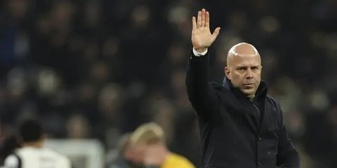 Pelatih Liverpool, Arne Slot melakukan selebrasi setelah timnya dipastikan menyabet gelar juara Liga Inggris 2024/2025 setelah mengalahkan Tottenham Hotspur di Anfield, Liverpool, Inggris, Mi