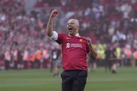 Pelatih Liverpool, Arne Slot melakukan selebrasi setelah timnya dipastikan menyabet gelar juara Liga Inggris 2024/2025 setelah mengalahkan Tottenham Hotspur di Anfield, Liverpool, Inggris, Mi