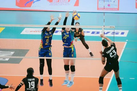 Pemain Jakarta Electric PLN merayakan kemenangan atas Jakarta Pertamina Enduro dengan skor 3-2 pada lanjutan babak Final Four PLN Mobile Proliga 2025 yang digelar di GOR Jatidiri, Semarang, J