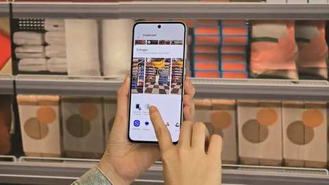Samsung akhirnya mengumumkan Galaxy S24 FE, smartphone versi lebih terjangkau dari flagship Galaxy S24 Series. Perangkat ini hadir dengan harga Rp 9,9 jutaan, Galaxy AI, dan dalam tiga ops