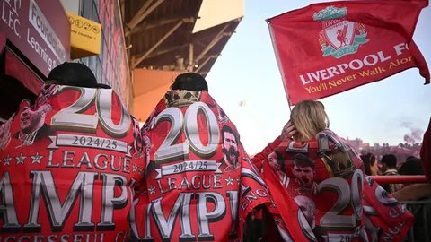 Pemain Liverpool, Dominik Szoboszlai (kiri) merayakan kemenangan timnya bersama Andrew Robertson setelah memastikan gelar juara Liga Inggris 2024/2025 di Anfield, Liverpool, Inggris, Minggu (