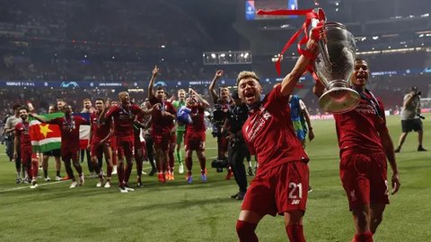 Pemain Liverpool, Dominik Szoboszlai (kiri) merayakan kemenangan timnya bersama Andrew Robertson setelah memastikan gelar juara Liga Inggris 2024/2025 di Anfield, Liverpool, Inggris, Minggu (