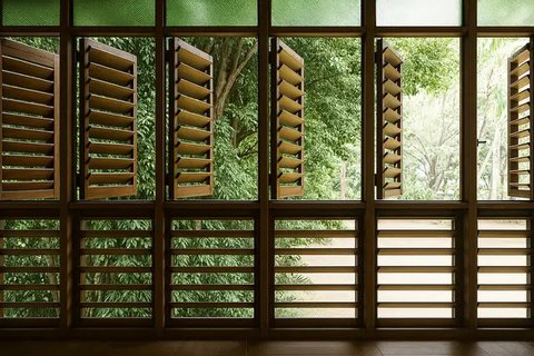 5 Model Ventilasi Rumah dari Kayu yang Estetik dan Fungsional (sumber: AI)