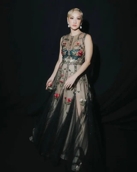 Intip penampilan dualisme Bunga Citra Lestari dengan floral dress (@itsmebcl)