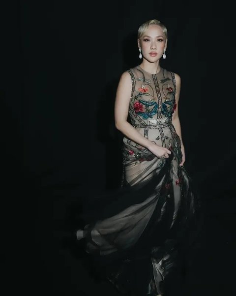Intip penampilan dualisme Bunga Citra Lestari dengan floral dress (@itsmebcl)