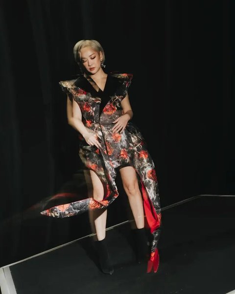 Intip penampilan dualisme Bunga Citra Lestari dengan floral dress (@itsmebcl)