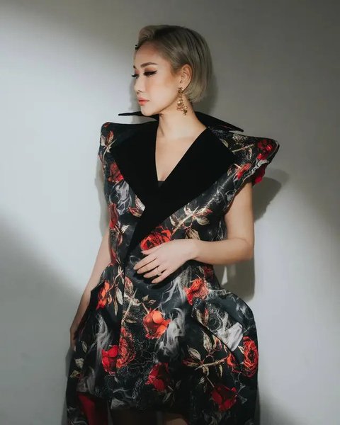 Intip penampilan dualisme Bunga Citra Lestari dengan floral dress (@itsmebcl)