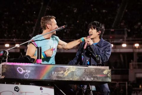 Lihat di sini gaya Jin BTS tampil ala rocker dalam balutan CELINE di konser Coldplay. [Dok/CELINE].