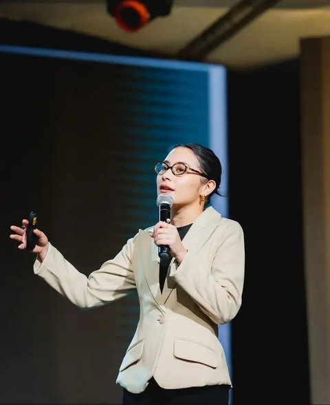 Gaya Mengajar Prilly Latuconsina yang Anggun dan Profesional (Instagram/@prillylatuconsina96)