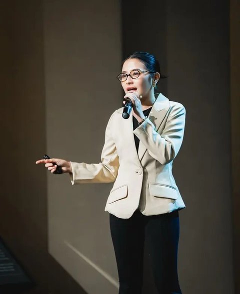 Gaya Mengajar Prilly Latuconsina yang Anggun dan Profesional (Instagram/@prillylatuconsina96)