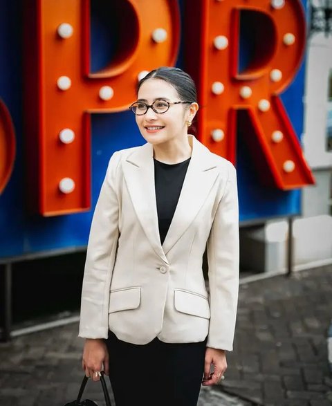 Gaya Mengajar Prilly Latuconsina yang Anggun dan Profesional (Instagram/@prillylatuconsina96)