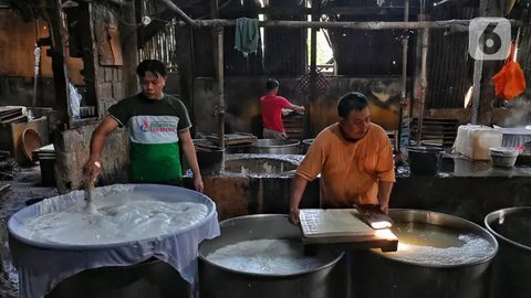 Kementerian Koperasi dan Usaha Kecil Menengah (Kemenkop dan UKM), hingga 21 April 2025, mencatat penyaluran Kredit Usaha Rakyat (KUR) telah menyentuh angka Rp76,49 triliun atau setara dengan 25,49 persen dari target nasional tahun 2025. (Liputan6.com/Angga Yuniar)