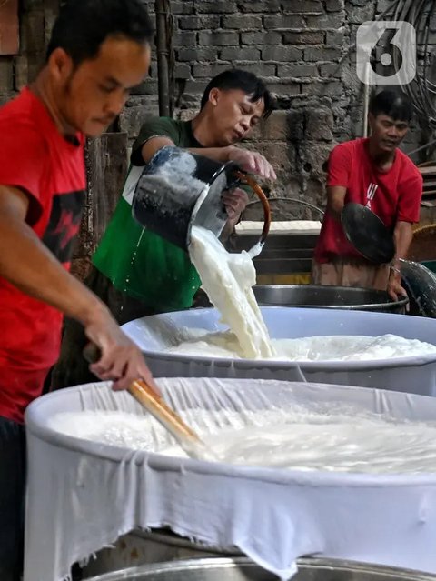 Target penyaluran KUR pada 2025 sebesar Rp300 triliun ini untuk membantu geliat ekonomi Usaha Mikro Kecil dan Menengah (UMKM). (Liputan6.com/Angga Yuniar)