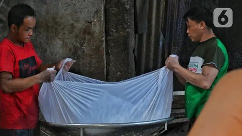 Dengan penetapan target penyaluran KUR tersebut, diharapkan mampu menjangkau lebih dari 2 juta debitur KUR baru dan 1 juta debitur yang bergraduasi. (Liputan6.com/Angga Yuniar)