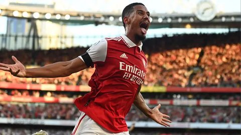 Gelandang Manchester City, Kevin de Bruyne, mencoba melepaskan diri dari kawalan dua bek Arsenal, Gabriel Magalhaes dan William Saliba, saat bertanding pada pekan 30 Liga Inggris 2023/2024