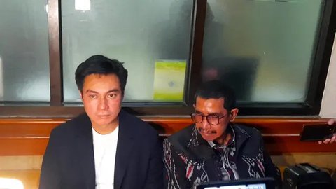 Baim Wong turun dari mobil saat tiba di polres Jakarta Selatan, Jumat (7/10/2022). Kasus ini diusut setelah polisi menerima laporan dari Direktur Bidang Sosial dan Budaya Sahabat Polisi Indon