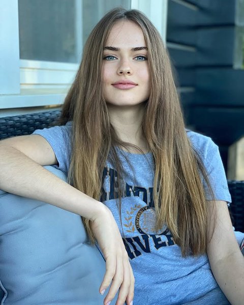 7 Potret Terbaru Kristina Pimenova yang Dulu Dijuluki Anak Kecil Tercantik di Dunia, Kini Sudah Dewasa